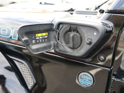 Used 2024 Jeep Wrangler Unlimited Rubicon 4xe AWD/4WD image 9