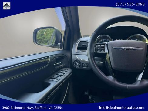 Used 2015 Chrysler Town & Country S FWD image 33