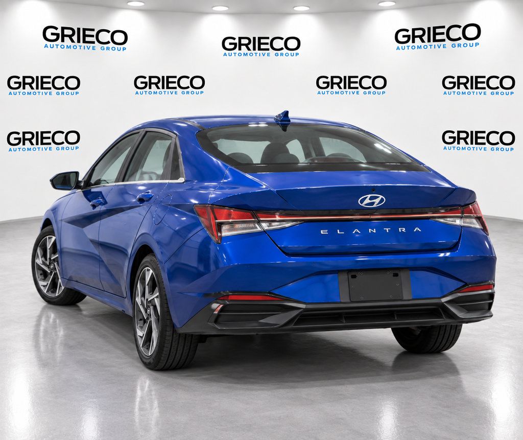 Used 2025 Hyundai Elantra SEL FWD image 2