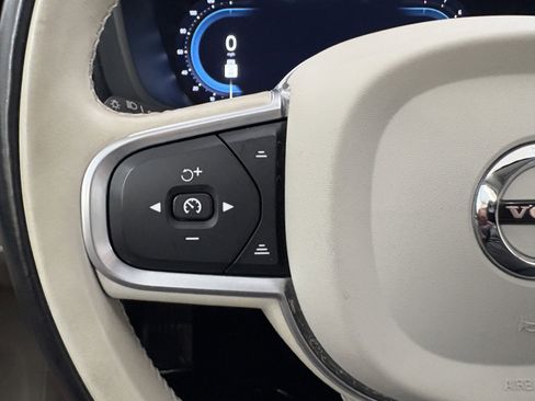 Used 2022 Volvo XC60 B5 Momentum image 35