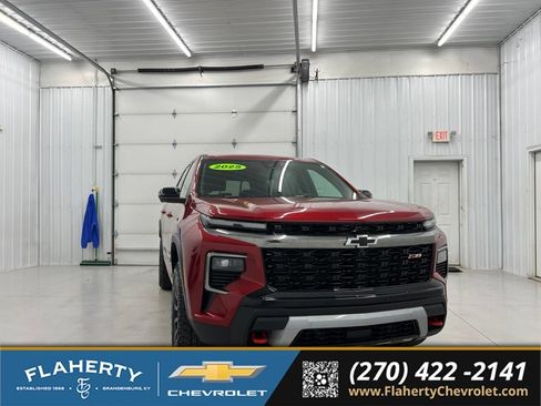 Used 2025 Chevrolet Traverse Z71 w/ Enhanced Driving Package AWD/4WD image 1