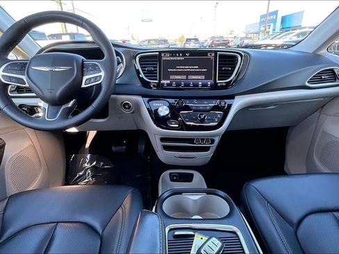 Used 2024 Chrysler Pacifica Touring-L image 13