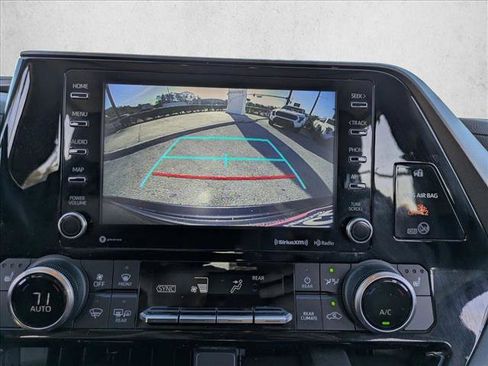 Used 2021 Toyota Highlander XLE image 13