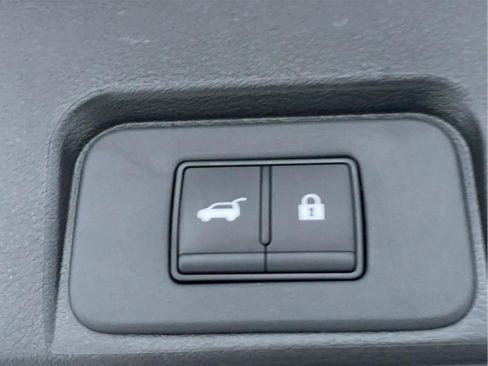 Used 2025 Nissan Rogue SV image 10