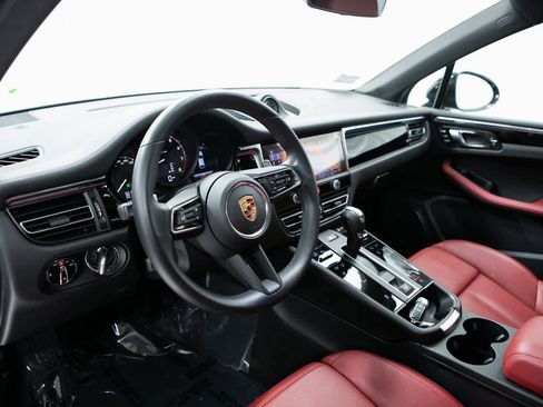 Certified 2025 Porsche Macan image 4