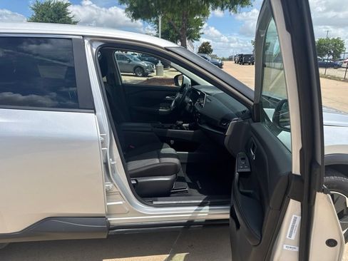 Certified 2025 Nissan Rogue SV AWD/4WD image 17