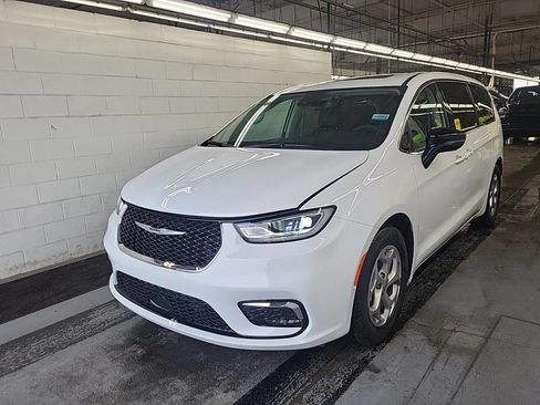 Used 2024 Chrysler Pacifica Limited w/ Uconnect Theater Family Group FWD image 16