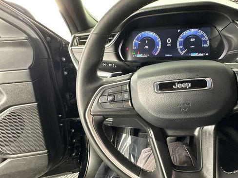 Certified 2025 Jeep Grand Cherokee Altitude AWD/4WD image 15