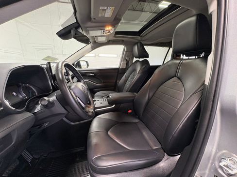 Used 2022 Toyota Highlander XLE image 15