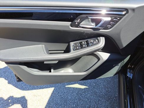 Used 2025 Porsche Macan image 24