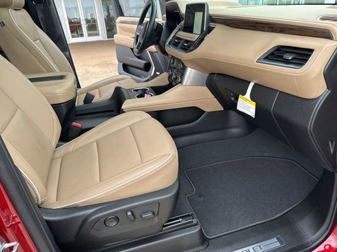 Used 2024 Chevrolet Suburban Premier w/ Premium Package RWD image 21