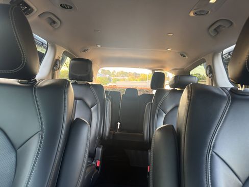 Used 2024 Chrysler Pacifica Touring-L image 29