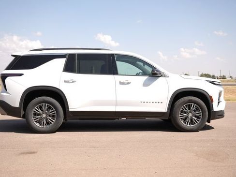 Used 2025 Chevrolet Traverse LT FWD image 5