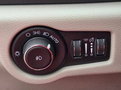 Used 2023 Chrysler Pacifica Touring-L FWD image 28