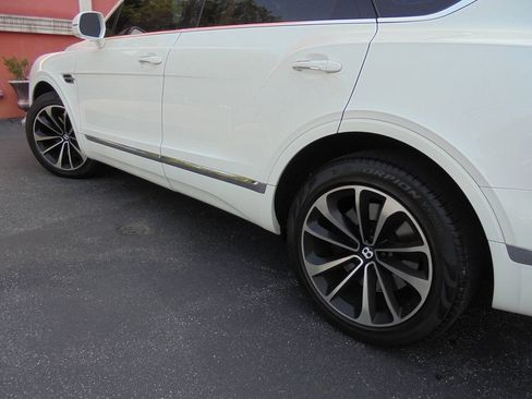 Used 2019 Bentley Bentayga AWD/4WD image 24