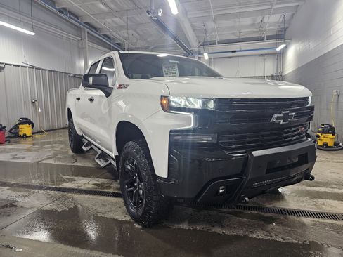 Used 2021 Chevrolet Silverado 1500 LT Trail Boss w/ Convenience Package II image 2