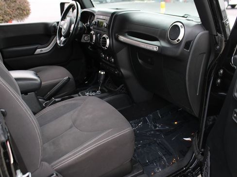 Used 2017 Jeep Wrangler Rubicon w/ Connectivity Group image 19