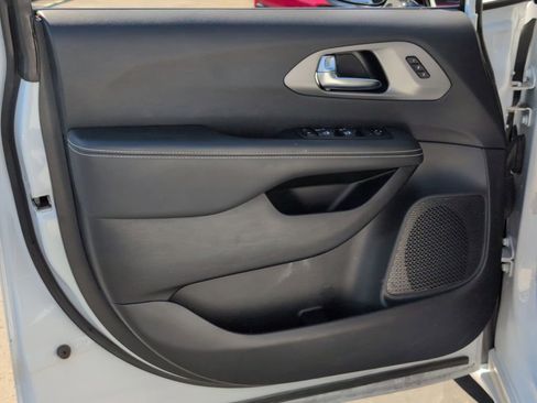 Used 2025 Chrysler Pacifica Select image 11