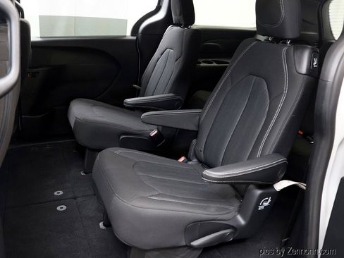 Used 2020 Chrysler Pacifica Touring w/ S Appearance Package FWD image 13