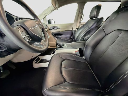 Used 2024 Chrysler Pacifica Touring-L FWD image 13