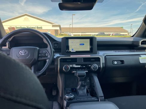 Certified 2025 Toyota Tacoma SR5 AWD/4WD image 31