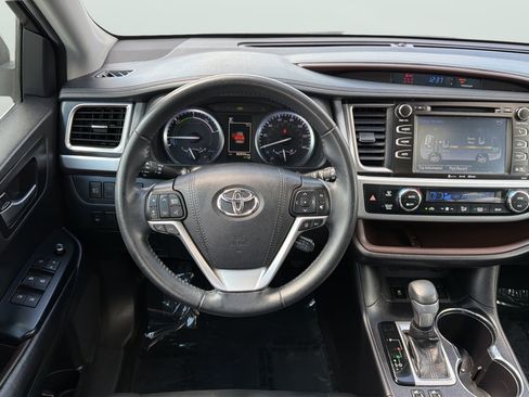 Used 2019 Toyota Highlander XLE AWD/4WD image 16