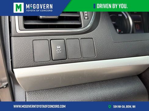 Used 2017 Toyota Camry SE w/ Moonroof Package image 21