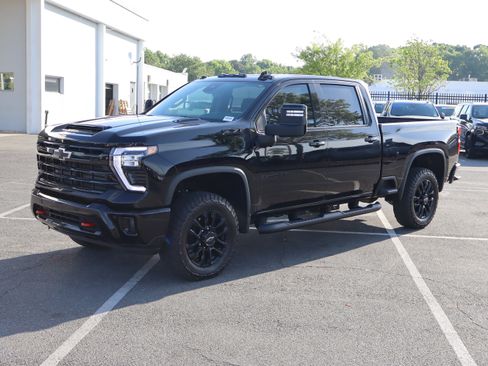 Used 2025 Chevrolet Silverado 2500 LTZ w/ LTZ Plus Package image 3