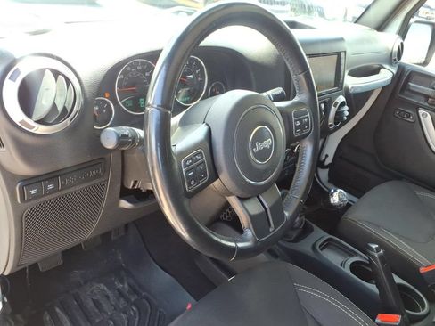 Used 2017 Jeep Wrangler Unlimited Rubicon w/ Connectivity Group AWD/4WD image 23