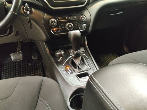 Used 2019 Jeep Cherokee Latitude w/ Cold Weather Group AWD/4WD image 26