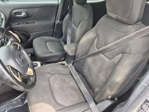 Used 2017 Jeep Renegade Latitude FWD image 10