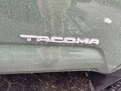 Used 2022 Toyota Tacoma TRD Off-Road AWD/4WD image 5