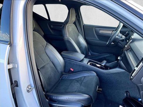 Used 2022 Volvo XC40 P8 Recharge Plus image 9