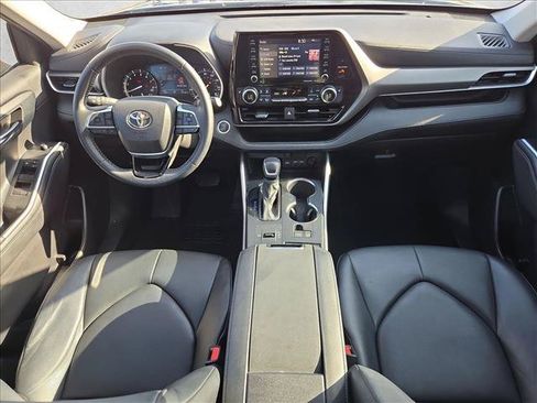 Used 2021 Toyota Highlander XLE FWD image 17
