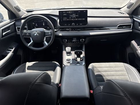 Used 2025 Mitsubishi Outlander SE FWD image 23