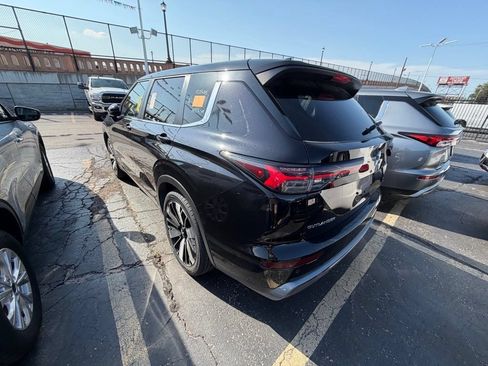 Used 2025 Mitsubishi Outlander SE AWD/4WD image 3