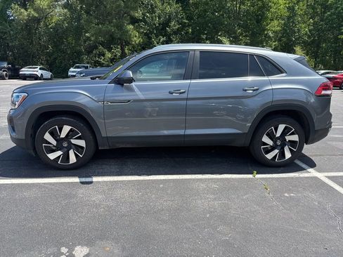 Used 2024 Volkswagen Atlas Cross Sport SE FWD image 2