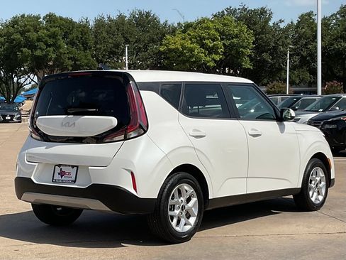 Used 2025 Kia Soul LX w/ LX Technology Package FWD image 4