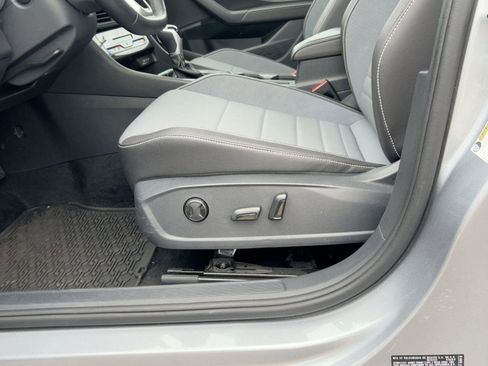 Certified 2025 Volkswagen Jetta SE image 13