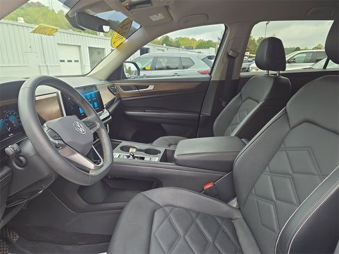 Used 2024 Volkswagen Atlas SE image 11