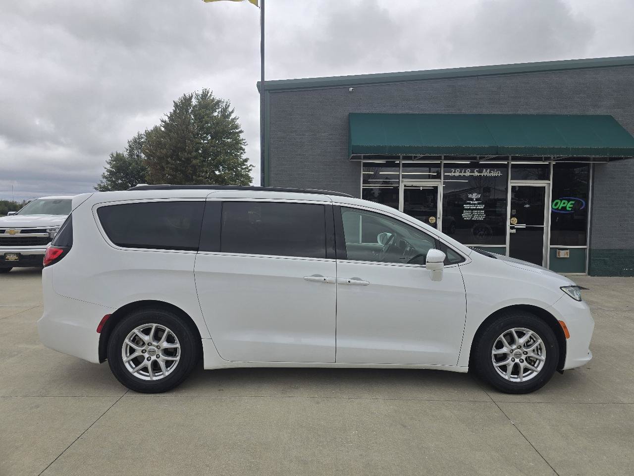 Used 2022 Chrysler Pacifica Touring-L FWD image 6