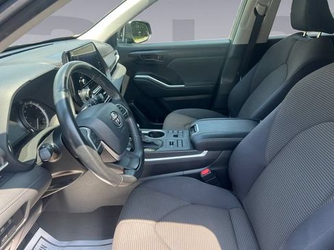 Used 2023 Toyota Highlander LE AWD/4WD image 10