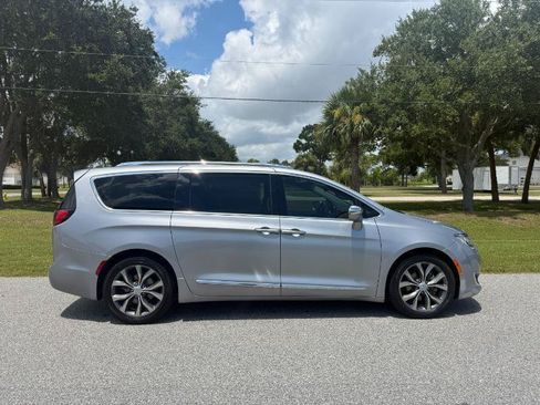 Used 2018 Chrysler Pacifica Limited FWD image 2