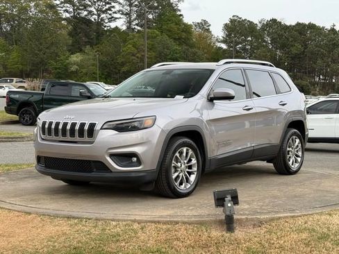 Used 2019 Jeep Cherokee Latitude Plus image 3