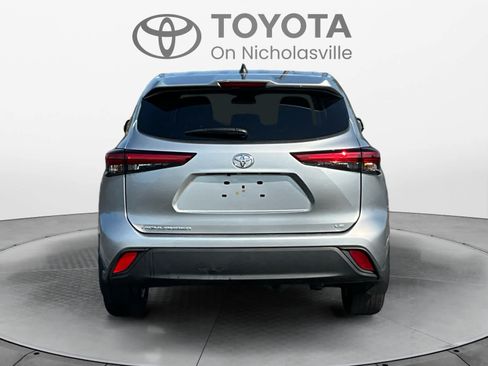 Used 2023 Toyota Highlander LE FWD image 4