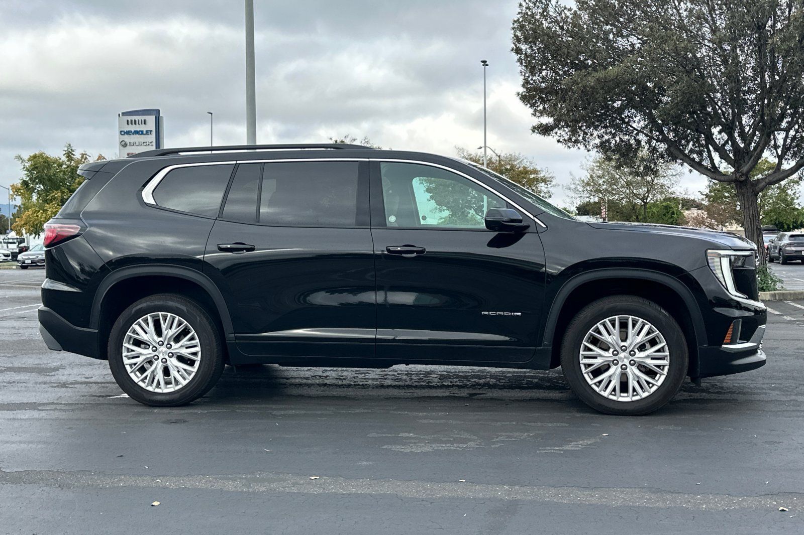 Used 2026 GMC Acadia Elevation w/ Elevation Premium Package FWD image 3