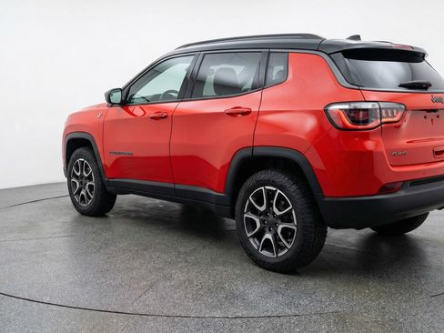 Used 2025 Jeep Compass Trailhawk AWD/4WD image 6