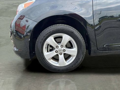 Used 2014 Toyota Sienna L FWD image 30