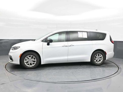 Used 2024 Chrysler Pacifica Touring-L image 5