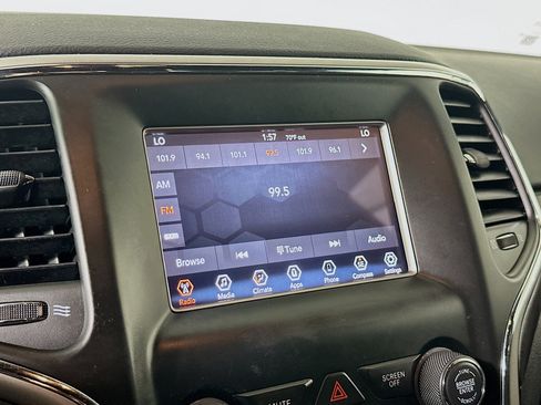 Used 2018 Jeep Grand Cherokee Laredo image 19